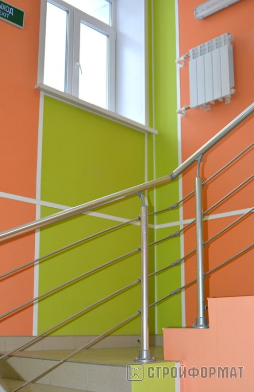 Панели Vekoroom разные цвета на стенах лестницы фото