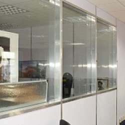 Панели Vekoroom и стеклянная перегородка офис фото