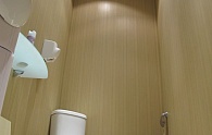 Панели "Рипс капучино" в отделке туалета