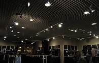 Потолки Грильято черный в интерьере магазина одежды