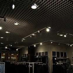 Потолки Грильято черный в интерьере магазина одежды фото