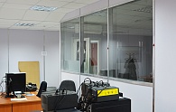 Панели Vekoroom и стеклянная перегородка разделение офиса