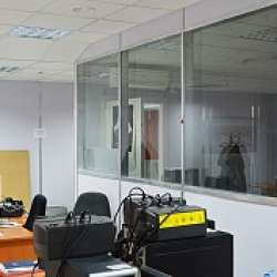 Панели Vekoroom и стеклянная перегородка разделение офиса фото