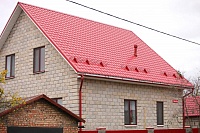 Монтеррей коричнево-красный на крыше дома