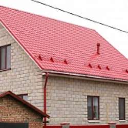 Монтеррей коричнево-красный на крыше дома фото