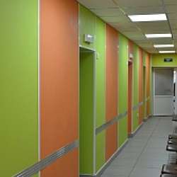 Панели Vekoroom на стенах коридора разные цвета фото