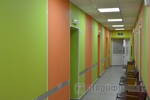 Панели Vekoroom на стенах коридора разные цвета фото