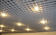 Потолки Грильято металлик со встроенными светильниками