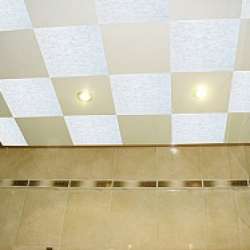 Отделка потолочными плитами Армстронг мрамор белый фото