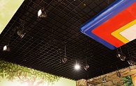 Черный потолок Грильято со встроенными светильниками