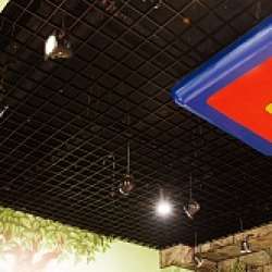 Черный потолок Грильято со встроенными светильниками фото