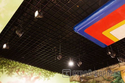 Черный потолок Грильято со встроенными светильниками фото