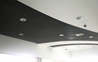 Черный потолок из ячеек Грильято