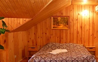 Деревянная вагонка в интерьере спальной комнаты