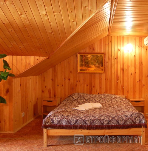 Деревянная вагонка в интерьере спальной комнаты фото