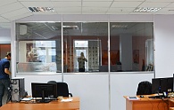 Панели Vekoroom и стеклянная перегородка в офисе