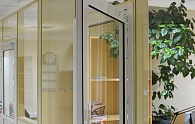 Панели Vekoroom и стеклянная перегородка с дверью