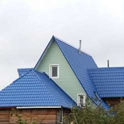 Монтеррей ультрамарин на крыше дома фото