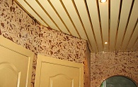 Реечные потолки Cesal в коридоре квартиры