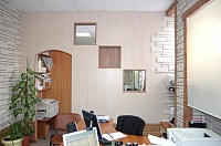 Камень белый Альта-Профиль на стене офиса