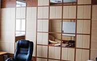 Панели МДФ с планками в отделке кабинета 