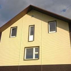 Сайдинг Ю-Пласт кремовый и фасадные панели под коричневый кирпич фото