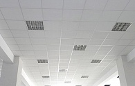 Пример отделки потолка панелями Армстронг