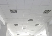 Пример отделки потолка панелями Армстронг