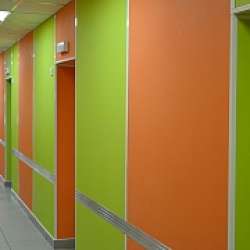 Панели Vekoroom разные цвета на стенах коридора фото