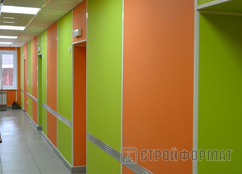 Панели Vekoroom разные цвета на стенах коридора фото