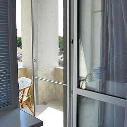 Москитная сетка на дверь балкона фото