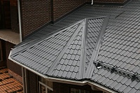 Монтеррей серый на крыше дома