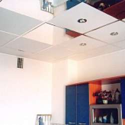 Подвесной потолок суперхром и белый фото
