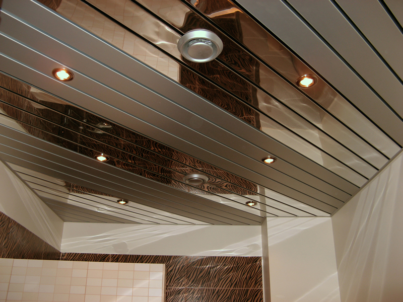 реечный потолок в ванной2.jpg