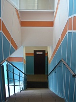 Отделка коридора панелями Векорум ваниль, джинса и кармин