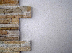 Мозаичная штукатурка MIXAN в сочетании с декоративным камнем фото
