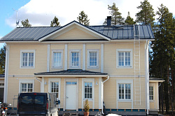 Снегозадержатель Borge на крыше дома фото