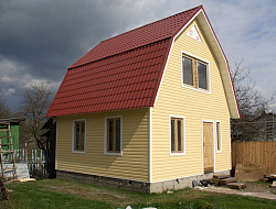 Сайдинг желтый на дачном доме фото