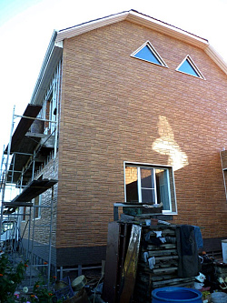 Фасадная панель камень бежевый на фасаде фото