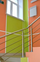 Панели Vekoroom разные цвета на стенах лестницы