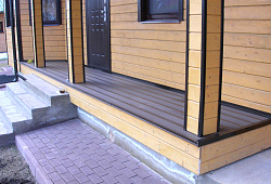 Отделка полов веранды доской Мультидек фото