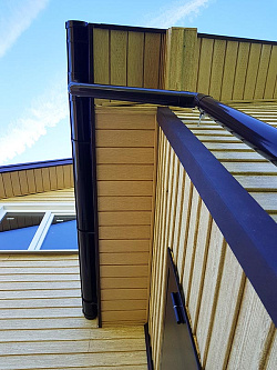 Виниловый сайдинг Ю-Пласт Ель балтийская и софиты Дуб золотистый Виниловый сайдинг Ю-Пласт Ель балтийская и софиты Дуб золотистый фото