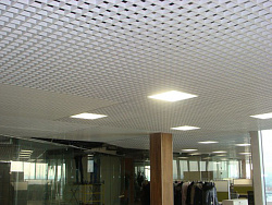 Потолки Грильято белого цвета фото