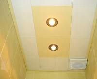 Алюминиевые кассетные потолки Cesal в туалете