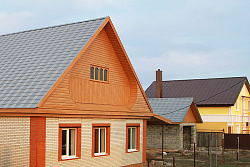 Металлочерепица Капелла на крыше дома фото