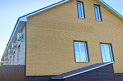 Цокольный сайдинг Ю-Пласт Стоун-Хаус Кирпич коричневый и песочный фото