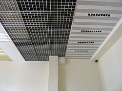 Отделка потолка с помощью Грильято металлик фото