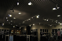 Потолки Грильято черный в интерьере магазина одежды фото