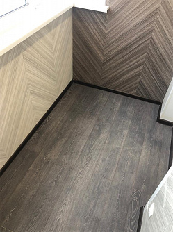 Панель ПВХ Шпон орех светлый и темный на балконе Панель ПВХ Шпон орех светлый и темный на балконе фото