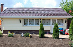 Блокхаус Бежевый  и Фасадная панель Камень жжёный Альта-Профиль на фасаде фото